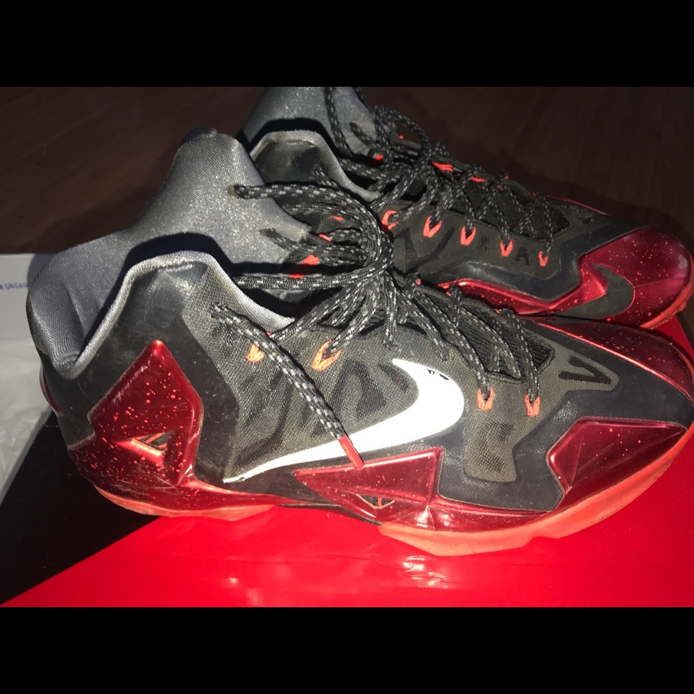 Men’s Lebrons Size 13